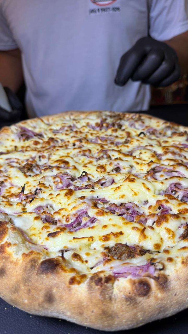 Pizza da Medeiros com queijo gratinado e recheio farto